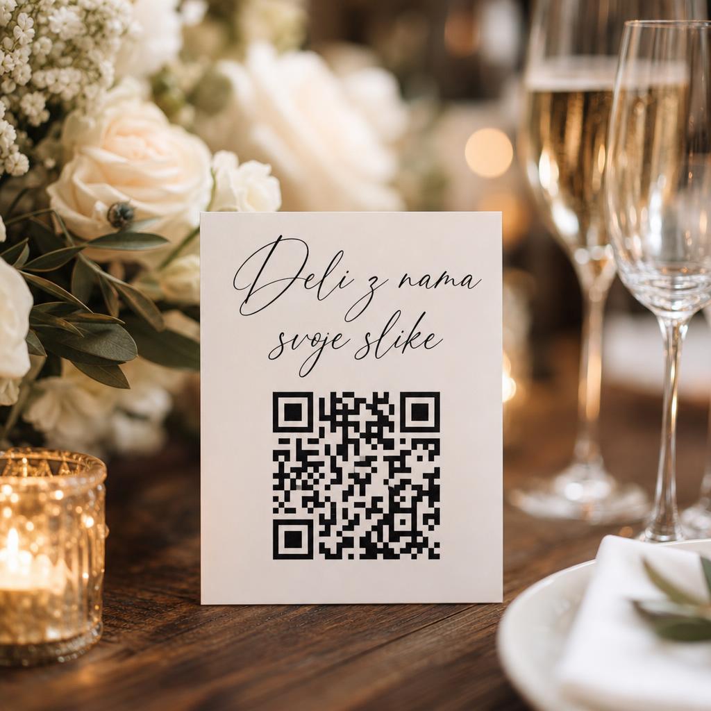 QR koda na mizi z napisom Deli z nama svoje slike